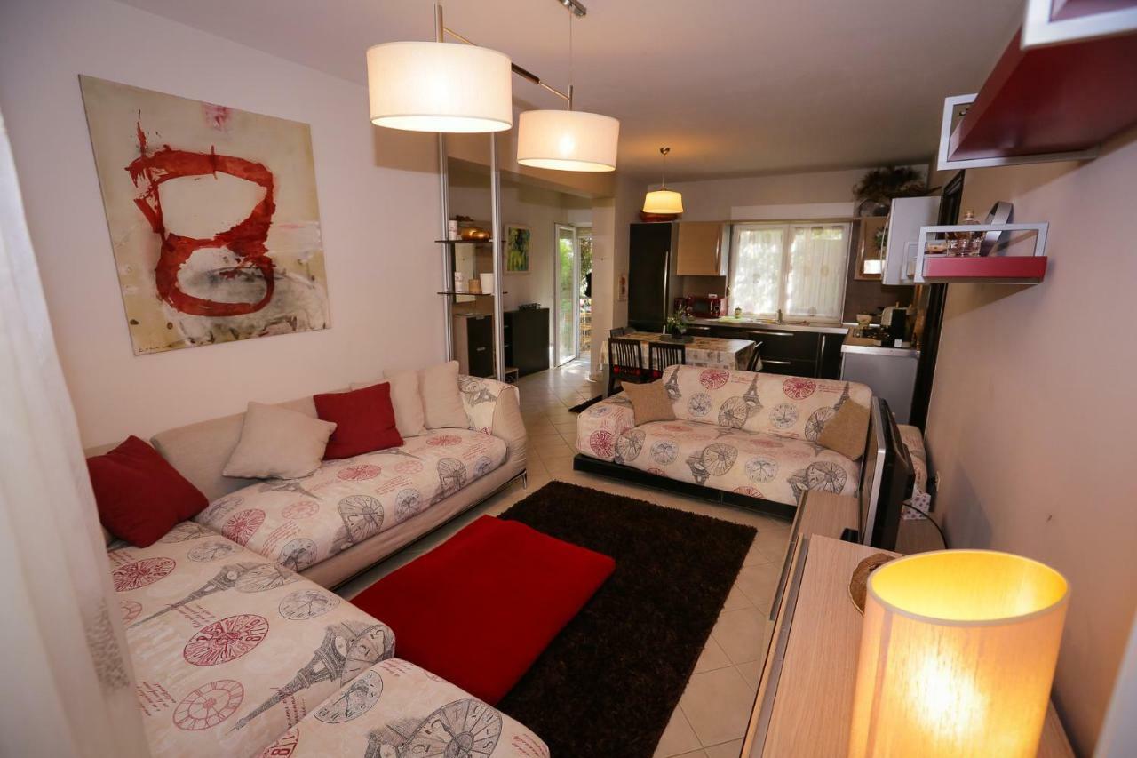 Pine-Tree Apt W/ Private Garden 50 M From The Sea Голем Екстериор снимка