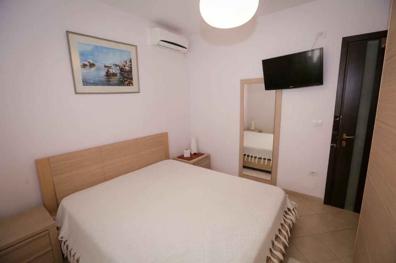 Pine-Tree Apt W/ Private Garden 50 M From The Sea Голем Екстериор снимка