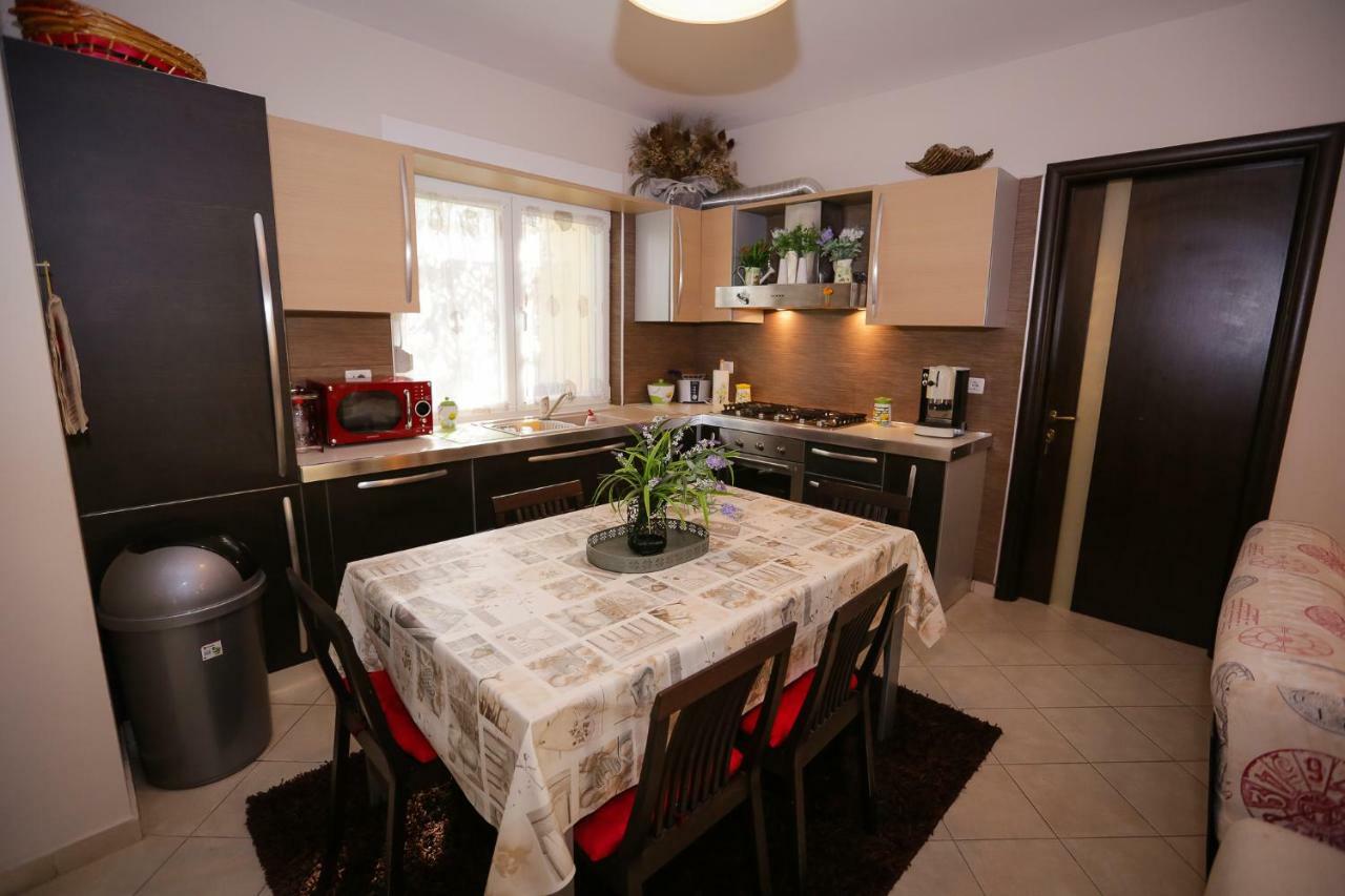 Pine-Tree Apt W/ Private Garden 50 M From The Sea Голем Екстериор снимка