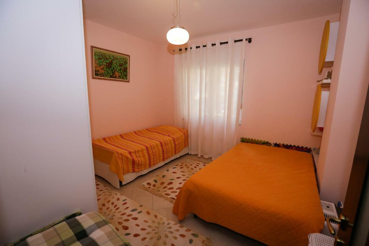 Pine-Tree Apt W/ Private Garden 50 M From The Sea Голем Екстериор снимка