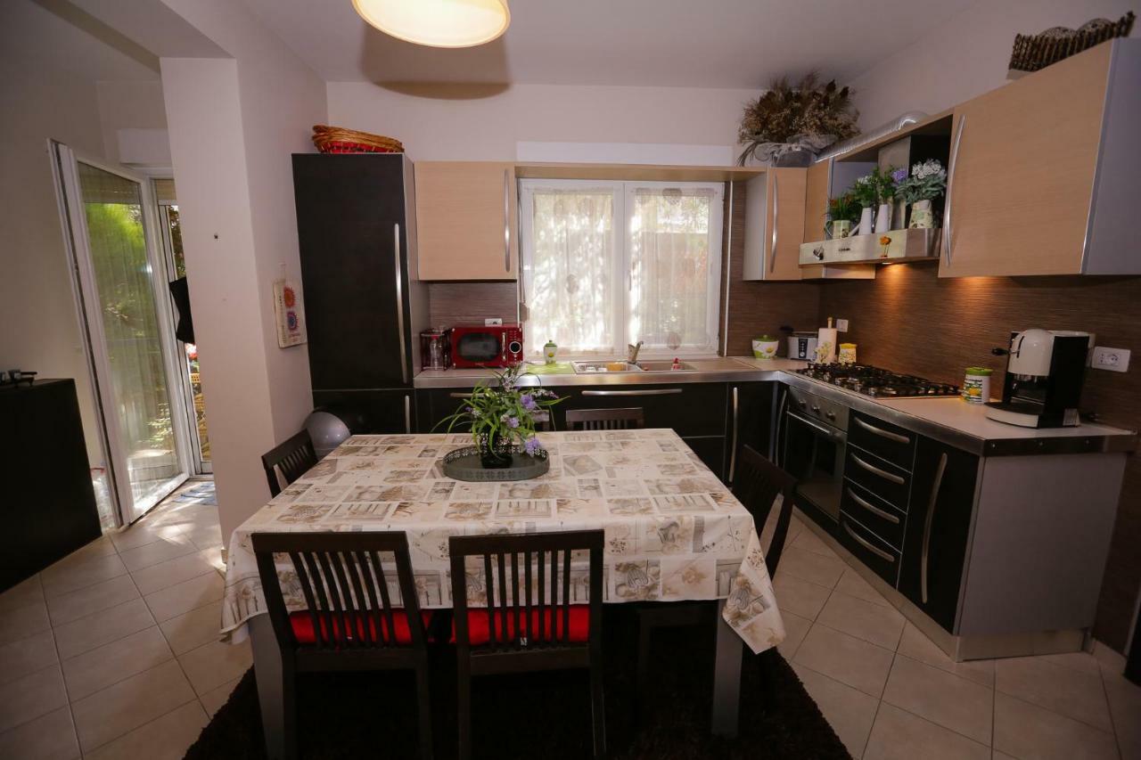 Pine-Tree Apt W/ Private Garden 50 M From The Sea Голем Екстериор снимка