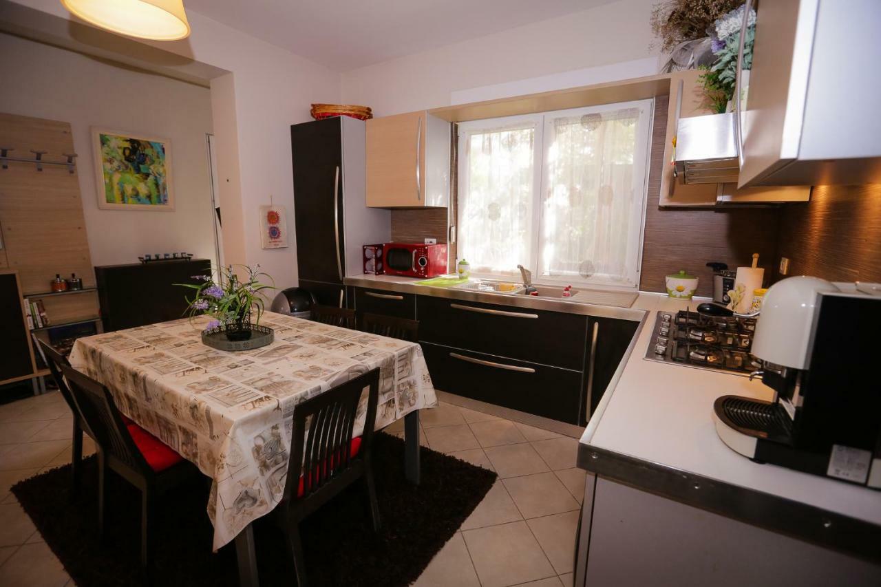 Pine-Tree Apt W/ Private Garden 50 M From The Sea Голем Екстериор снимка