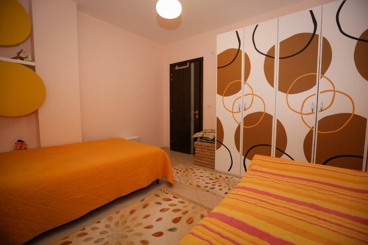 Pine-Tree Apt W/ Private Garden 50 M From The Sea Голем Екстериор снимка